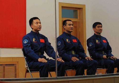 9月24日,神舟七號(hào)載人航天飛行任務(wù)航天員乘組與記者見面。 當(dāng)日,神舟七號(hào)載人航天飛行任務(wù)總指揮部決定,神舟七號(hào)飛船將于9月25日21時(shí)07分至22時(shí)27分擇機(jī)發(fā)射,進(jìn)行載人航天飛行。執(zhí)行神七飛行任務(wù)的航天員是翟志剛(中)、劉伯明(右)、景海鵬。 新華社記者李剛攝