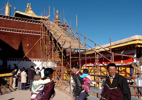 旅游者在參觀游覽正在維修中的布達(dá)拉宮(2005年3月16日攝)。