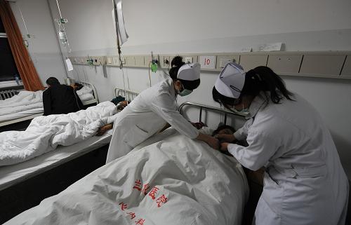 11月1日凌晨,氯氣泄漏中毒人員在蘭州石化總醫(yī)院接受救治。 新華社記者 韓傳號(hào) 攝