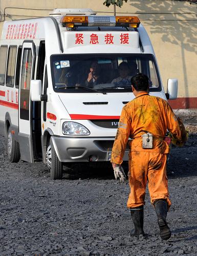 10月31日,一名礦山救護(hù)人員返回地面。 新華社記者 朱祥 攝