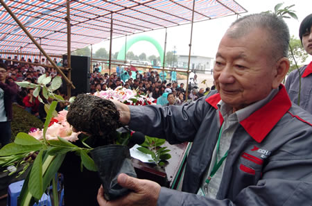 宮脅昭教授在傳授其首創(chuàng)的宮脅造林種植法。