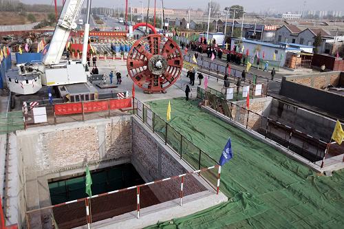 11月16日拍攝的北京地鐵大興線義和莊車站施工現(xiàn)場(chǎng)。 新華社發(fā)
