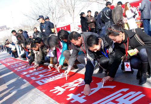 12月1日,市民在西寧市中心廣場“遏制艾滋、履行承諾”活動(dòng)現(xiàn)場簽名。當(dāng)日,青海省的衛(wèi)生工作人員在西寧市中心廣場舉行“簽名承諾”“宣傳品發(fā)放”等活動(dòng)。12月1日是世界艾滋病日,今年的主題為“遏制艾滋、履行承諾”。新華社記者 葉超 攝