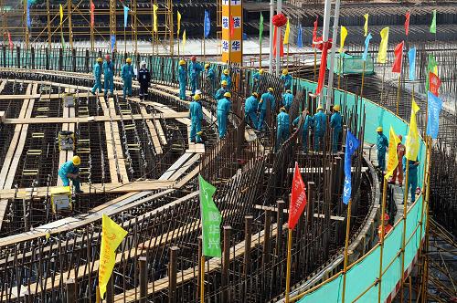 12月16日,第一罐混凝土澆入陽江核電站1號機(jī)組工地。 新華社記者 劉大偉 攝