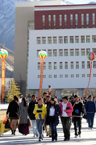 12月16日,西藏大學(xué)校園內(nèi)的莘莘學(xué)子。 新華社記者 格桑達(dá)瓦 攝