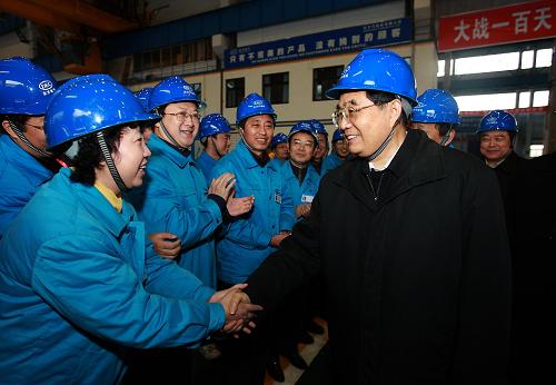 12月27日至29日,中共中央總書記、國家主席、中央軍委主席胡錦濤來到四川地震災(zāi)區(qū),深入重建工地、企業(yè)車間、農(nóng)村村寨、受災(zāi)群眾集中安置點(diǎn)和學(xué)校、衛(wèi)生院,實(shí)地了解災(zāi)后恢復(fù)重建和群眾生產(chǎn)生活情況,看望慰問災(zāi)區(qū)干部群眾和各地援建人員,代表黨中央向大家致以親切的問候和新年的祝福。這是12月28日,胡錦濤在東方汽輪機(jī)有限公司察看企業(yè)恢復(fù)生產(chǎn)情況并慰問一線干部職工。 新華社記者鞠鵬攝