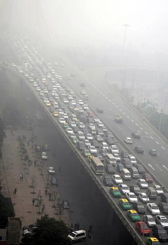 1月19日,大霧造成成都市很多路段堵車(chē)。 新華社記者 江宏景 攝