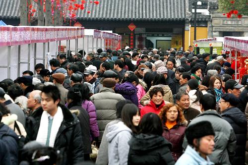 1月20日,蘇州迎新春傳統(tǒng)年貨展銷會(huì)現(xiàn)場人頭攢動(dòng),十分熱鬧。 新華社發(fā)(杭興微 攝)
