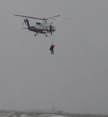 1月23日,交通運輸部北海第一救助飛行隊直升機在山東龍口港附近海域救起遇險船員。 新華社發(fā)(初陽 攝)