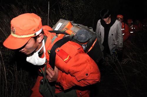 2月2日,武警森林部隊官兵背著撲火設(shè)備在山上行進。 新華社記者 秦晴 攝