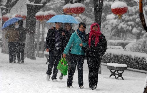 2月8日,市民冒雪在長治街頭行走。當(dāng)日,山西省長治市降下今春最大的一場雪,對緩解旱情起到了重要作用。 新華社發(fā)(梁棟 攝)
