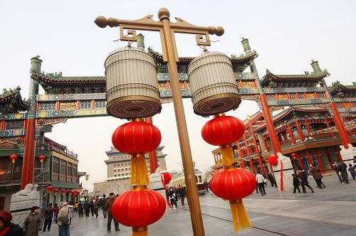 北京前門(mén)大街鳥(niǎo)籠造型的路燈上懸掛了大紅燈籠,喜迎元宵佳節(jié)(2月8日攝)。近日,北京市前門(mén)大街大紅燈籠高掛,元宵彩燈亮相,一派喜慶景象。據(jù)悉,前門(mén)大街將在農(nóng)歷正月十五元宵節(jié)當(dāng)天舉行傳統(tǒng)民間花會(huì)踩街活動(dòng)。 新華社發(fā)(吳長(zhǎng)青 攝)