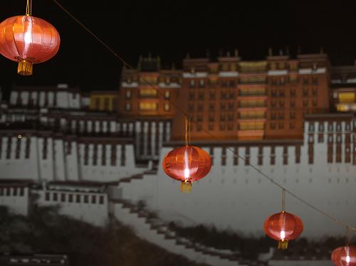 布達(dá)拉宮廣場(chǎng)上懸掛的紅燈籠(2月8日攝)。元宵節(jié)即將來(lái)臨,拉薩市布達(dá)拉宮廣場(chǎng)上懸掛起大紅燈籠,讓市民感受到了濃濃的節(jié)日氣氛。 新華社記者 普布扎西 攝