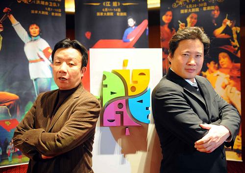 2月18日,受邀擔(dān)任國(guó)家大劇院首屆歌劇節(jié)“歌劇藝術(shù)普及推廣大使”的著名詩(shī)人、編劇鄒靜之(左)和著名男高音歌唱家戴玉強(qiáng)在歌劇節(jié)標(biāo)志前合影。 新華社記者 羅曉光 攝