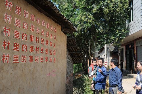 圖為福建省浦城縣臨江鎮(zhèn)水東村村民在談?wù)?#8220;五要”機(jī)制(2008年10月21日攝)。福建省浦城縣從2006年開始在286個(gè)行政村實(shí)施“村里的事村民要知道、要參與、要做主、要監(jiān)督、要滿意”的“五要”機(jī)制,讓農(nóng)民廣泛參與村務(wù)民主管理和決策監(jiān)督過程,進(jìn)而達(dá)到健全村民自治制度、加強(qiáng)農(nóng)村基層組織建設(shè)的效果。 新華社發(fā)