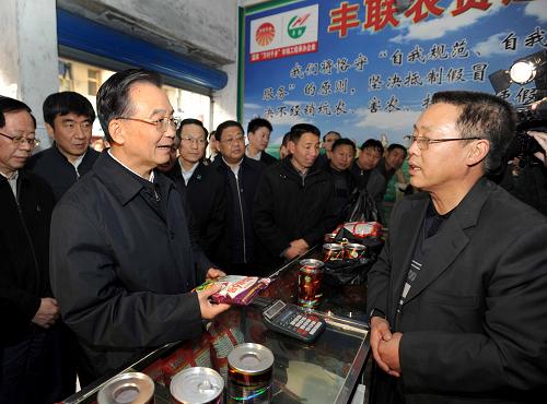 這是3月29日,溫家寶總理在仙桃市三伏潭鎮(zhèn)農(nóng)貿(mào)一條街的一家店鋪與店主交談。 新華社記者 馬占成 攝