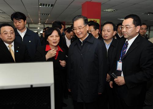這是3月30日,溫家寶總理在武漢光谷軟件園江通動畫股份有限公司考察時了解該公司動畫產(chǎn)業(yè)的發(fā)展情況。 新華社記者 馬占成 攝