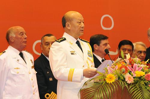 4月20日18時(shí),慶祝中國(guó)人民解放軍海軍成立60周年多國(guó)海軍活動(dòng)開幕式暨大型招待會(huì)在青島舉行。中國(guó)海軍歷史上最大規(guī)模的多國(guó)慶典活動(dòng)正式開始。這是中央軍委委員、海軍司令員吳勝利出席開幕式并致辭。 新華社記者 查春明 攝