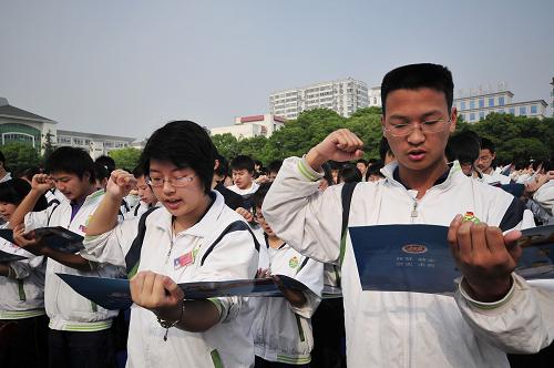 4月29日,宜昌市第一中學(xué)部分學(xué)生在舉行成人宣誓。 新華社記者 杜華舉 攝