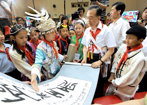 6月1日,中共中央政治局常委、國(guó)務(wù)院總理溫家寶在北京中南海與各民族兒童共度“六一”國(guó)際兒童節(jié)。這是一位少數(shù)民族少年兒童向溫家寶贈(zèng)送書(shū)法作品。新華社記者 馬占成 攝