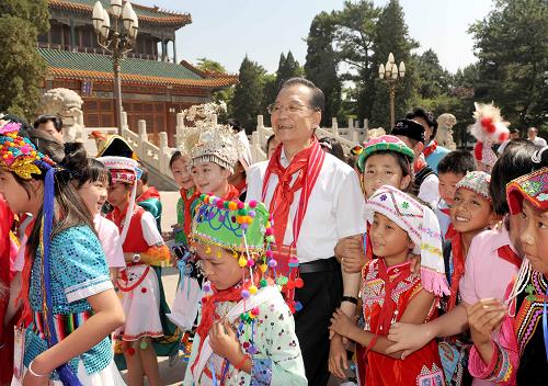 6月1日,中共中央政治局常委、國(guó)務(wù)院總理溫家寶在北京中南海與參加北京市中關(guān)村第三小學(xué)“歡聚北京、祝福祖國(guó)、共慶六一”活動(dòng)的56個(gè)民族的近百名小學(xué)生代表共度“六一”國(guó)際兒童節(jié)。這是溫家寶陪同孩子們參觀中南海。 新華社記者 馬占成 攝