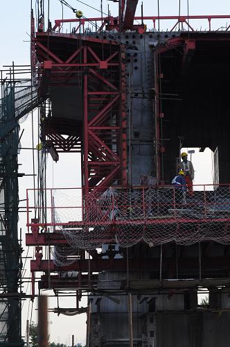 6月2日,工人在哈大客運專線吉林段一處橋梁工地施工。 新華社記者 邵守志 攝