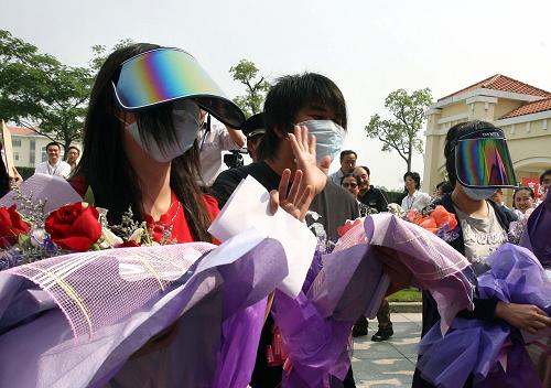 6月3日,三名康復(fù)出院的患者與醫(yī)務(wù)人員揮手告別。 新華社記者 劉穎 攝