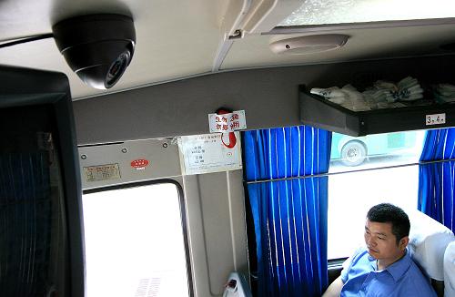 6月20日,安裝在長(zhǎng)途汽車(chē)車(chē)廂內(nèi)的攝像頭十分醒目。 新華社記者 陳飛 攝