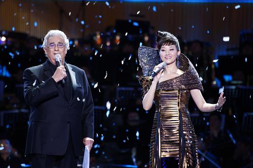 6月30日,宋祖英與多明戈一起演唱《愛(ài)的火焰》。新華社記者 查春明 攝