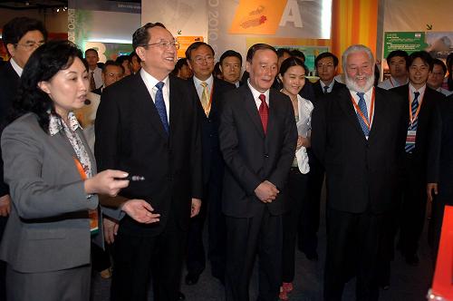 這是中共中央政治局委員、國務(wù)院副總理、上海世博會組委會主任委員王岐山(前左三),中共中央政治局委員、上海市委書記、上海世博會組委會第一副主任委員、執(zhí)委會主任俞正聲(前左二)和國際展覽局秘書長洛塞泰斯(前左四)在參觀展覽。 新華社記者 公磊 攝