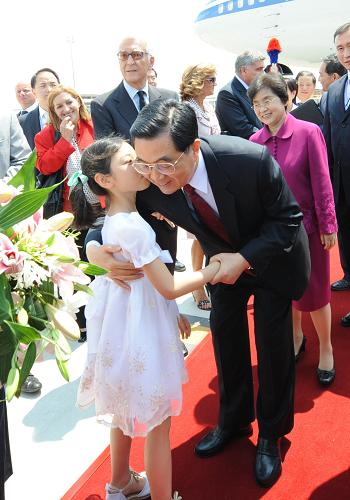 7月5日,中國(guó)國(guó)家主席胡錦濤抵達(dá)羅馬,開始對(duì)意大利進(jìn)行國(guó)事訪問(wèn),并將出席9日在意大利拉奎拉舉行的八國(guó)集團(tuán)同發(fā)展中國(guó)家領(lǐng)導(dǎo)人對(duì)話會(huì)議。 新華社記者李學(xué)仁攝