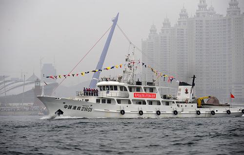 7月11日,一艘參加展演的漁政船只通過星海灣海域的觀眾臺。 新華社記者 任勇 攝