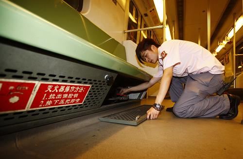 7月11日,一名司機(jī)正檢查列車上的緊急制動(dòng)裝置。 新華社記者 裴鑫 攝