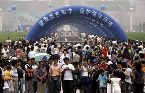 7月11日,眾多市民在大連星海灣廣場參加中國航海日慶?;顒?。當日,海濱城市大連舉行系列活動,慶祝2009年中國航海日。2009年中國航海日的主題確定為“慶祝新中國60周年,迎接航海新挑戰(zhàn)”。新華社發(fā)(王錫增 攝)