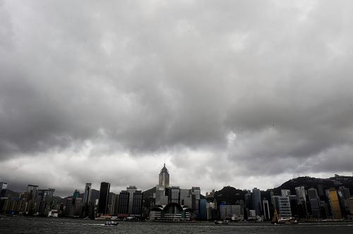 8月4日,受熱帶風暴“天鵝”影響,香港維多利亞港上空陰云密布。新華社記者 呂小煒 攝