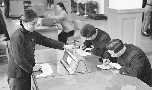 1964年,在北京第一所自動化郵電局營業(yè)廳的服務臺上,顧客在這里寫信,不用挪動地方就能買到郵票和信封、信紙。左面的一位女顧客正在投硬幣,投完后,按動電鈕,機器就自動送出相同價值的郵票或信封。幣值不夠,機器不予送出,投多了,機器會找零(資料照片)。新中國成立前,全國僅有2.6萬余處郵政局所;目前,水鄉(xiāng)郵路、山區(qū)郵路、海上郵路、大漠信使,只要有群眾的地方,就有郵政人員的身影。到2008年年底,中國郵政服務網(wǎng)點達到6.9萬處,從業(yè)人員97.3萬人,全國郵路總數(shù)2.1萬條,單程總長度369萬公里;實現(xiàn)了航空、鐵路、公路、水路等多種運輸手段的綜合利用。我國的郵政網(wǎng)絡已經(jīng)成為世界規(guī)模最大的郵政網(wǎng)絡之一。新華社發(fā)(資料照片)