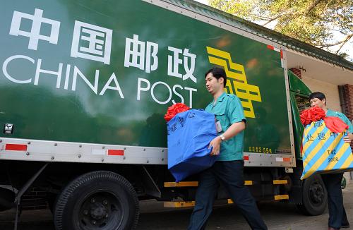 2009年5月15日,廈門——金門各類郵件總包直封關系開通儀式在廈門舉行,這是繼2008年12月15日兩岸通郵后,兩岸郵政在推進郵件總包直接封發(fā)上取得的又一成果。自5月16日起,福建本省寄往金門的特快專遞郵件(EMS)、航空及水陸路郵件,將在廈門匯集后利用廈金航線直接運至金門。圖為工作人員將發(fā)往金門的郵包裝車。新華社發(fā)(資料照片)