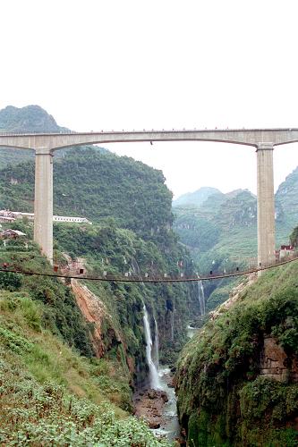 南昆鐵路的重點、難點工程——清水河大橋,跨越云貴高原南盤江支流清水河大峽谷。橋高(谷底至橋面)183米,主跨128米(資料照片)。新華社發(fā)