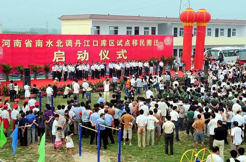 這是8月16日拍攝的搬遷啟動儀式現(xiàn)場。 新華社記者 王頌 攝