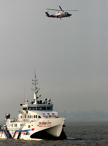 2009年4月12日,圓滿完成我國第25次南極考察任務(wù)的哈飛“直九”直升機,轉(zhuǎn)場離開“雪龍”號極地科學(xué)考察船,從“雪龍”號起飛一分多鐘后失事墜江,機組四人中三人獲救,一人失蹤。圖為搜救船只和海上救助直升機正在尋找墜江失事直升機。新華社發(fā)