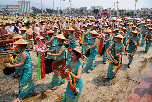 少數(shù)民族群眾在云南省德宏傣族景頗族自治州潞西市歡慶潑水節(jié)(資料照片)。 新華社發(fā)