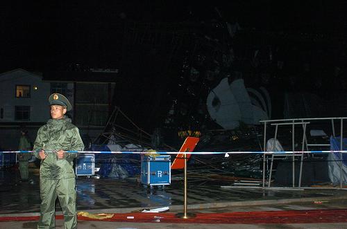 8月18日,武警戰(zhàn)士駐守在云南省麗江市華坪縣發(fā)生事故的現(xiàn)場。 新華社發(fā)(趙勇 攝)