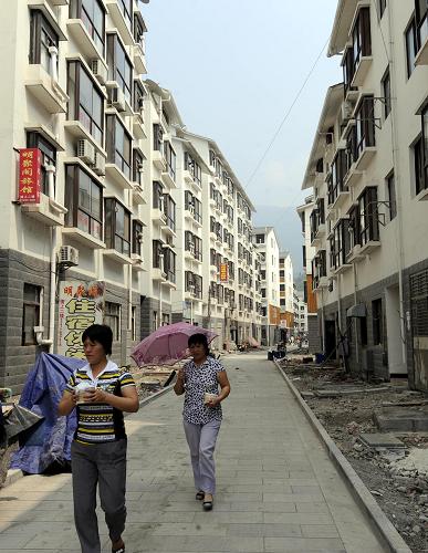 9月5日,行人從高陽鎮(zhèn)移民居住中心區(qū)走過。 新華社記者 皮曙初 攝