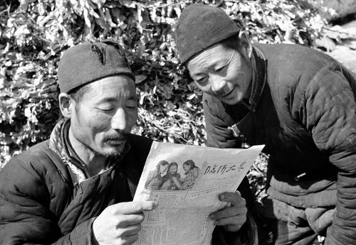 從八成以上人口是文盲,到九年義務(wù)教育入學(xué)率接近100%;從因科技落后而受制于人到中國宇航員在太空問候地球——新中國成立60年來,教育科技事業(yè)取得了波瀾壯闊的歷史成就?;厥?0年,在國家發(fā)展的每一個(gè)關(guān)鍵節(jié)點(diǎn),黨中央都會(huì)挺立潮頭,為教育科技事業(yè)的發(fā)展指明方向;在社會(huì)進(jìn)步的每一個(gè)發(fā)展階段,黨中央無不高瞻遠(yuǎn)矚,為教育科技事業(yè)的進(jìn)步描繪藍(lán)圖。這是山東省莒南縣高家柳溝村50多歲的農(nóng)民沈相余(左)正在讀報(bào)(1956年攝)。曾經(jīng)不識(shí)字的沈相余通過參加記工學(xué)習(xí)班能夠閱讀報(bào)紙。 新華社發(fā)