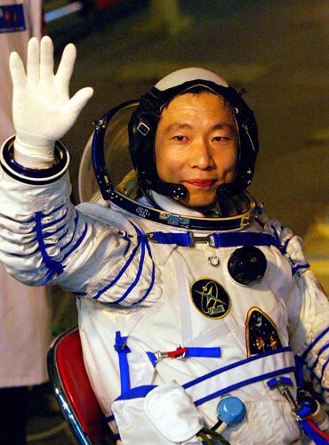 這是2003年10月15日,執(zhí)行中國首次載人航天飛行任務(wù)的航天員楊利偉出發(fā)登艙前揮手致意。新華社發(fā)