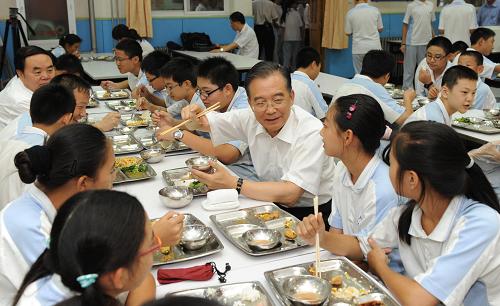 這是9月4日,在北京市第三十五中學(xué),溫家寶和同學(xué)們一起共進(jìn)午餐。 新華社記者 李學(xué)仁 攝