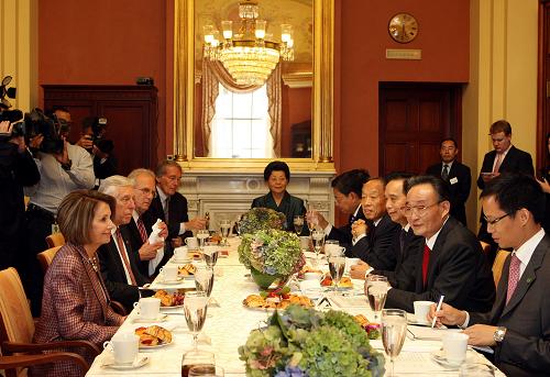 9月9日,正在美國(guó)進(jìn)行訪問(wèn)的中國(guó)全國(guó)人大常委會(huì)委員長(zhǎng)吳邦國(guó)在華盛頓與美國(guó)眾議院議長(zhǎng)佩洛西舉行會(huì)談。 新華社記者 劉衛(wèi)兵 攝
