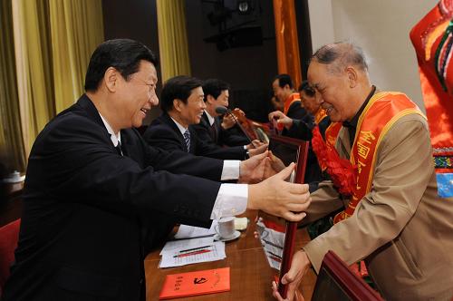 這是習(xí)近平向獲獎(jiǎng)黨支部代表頒獎(jiǎng)。 新華社記者 黃敬文 攝
