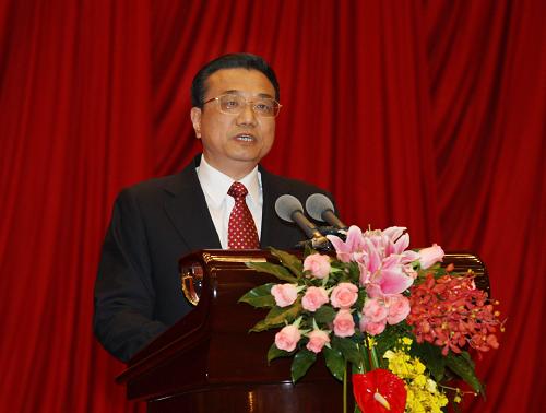 9月27日晚,中國(guó)政府在北京人民大會(huì)堂宴會(huì)廳舉行盛大的外國(guó)專家國(guó)慶招待會(huì)。中共中央政治局常委、國(guó)務(wù)院副總理李克強(qiáng)出席并致辭。 新華社記者 劉衛(wèi)兵 攝