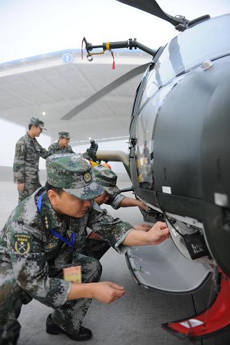 當(dāng)日清晨6時(shí),保障受閱飛機(jī)的陸軍航空兵全體機(jī)務(wù)人員開(kāi)始進(jìn)入機(jī)場(chǎng),對(duì)受閱直升機(jī)進(jìn)行最后的檢查維護(hù)。 新華社記者 周敬波 攝